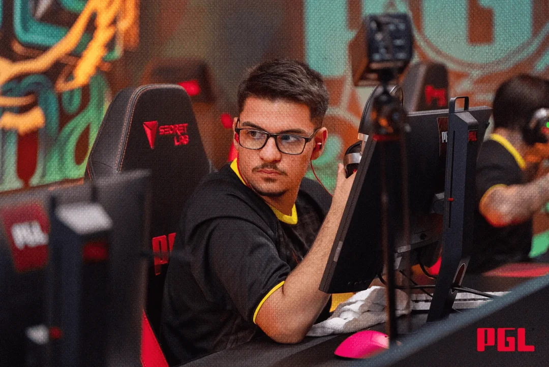 ksloks looking at a teammate at a PGL event