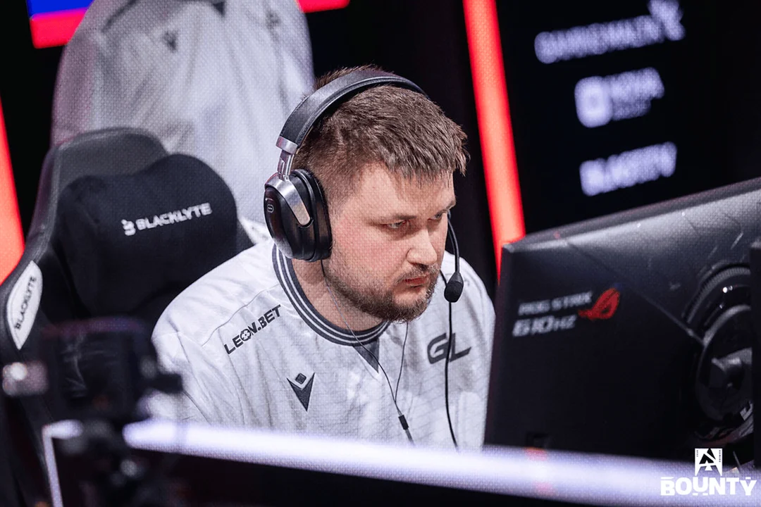 Snax playing for GamerLegion at a BLAST event.